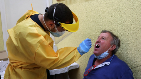 Un sanitari fent una prova PCR a Puigcerdà. ACN