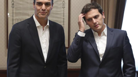 El secretario general del PSOE, Pedro Sánchez (i), y el presidente de Ciudadanos, Albert Rivera, durante la reunión mantenida esta tarde en el Congreso. /EFE