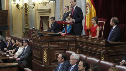 El rey Felipe VI, durante el discurso que pronunció en el Congreso de los Diputados donde los monarcas han presidido la sesión solemne de la conmemoración del 40 aniversario de las elecciones de 1977. /EFE