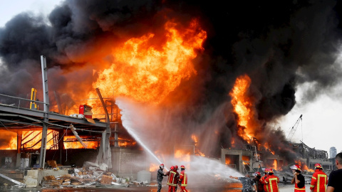 Los bomberos tratan de apagar las llamas del nuevo incendio en el puerto de Beirut. - EFE