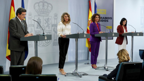 La ministra de Trabajo, Yolanda Díaz (2d), los titulares de Inclusión, Migraciones y Seguridad Social, José Luis Escrivá y Hacienda y portavoz del Gobierno, María Jesús Montero (2d), y la ministra de Política Territorial, Carolina Darias (d), duran