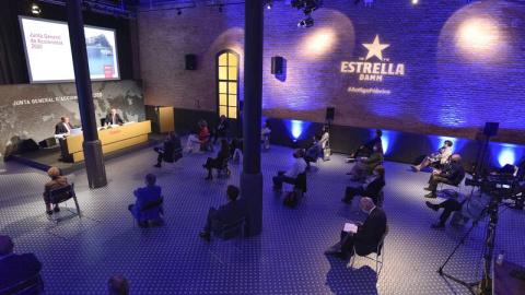 Vista de la junta de accionistas, celebrada en la Antigua Fábrica Estrella Damm de Barcelona.