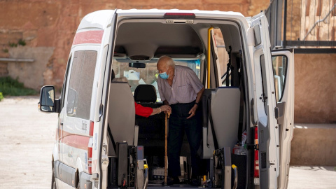 Residentes de la residencia de Burbagena (Teruel) son trasladados a la residencia de GEA de Albarracín (Teruel), tras haberse registrado un brote de coronavirus. EFE/Antonio Garcia