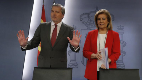 El portavoz del Gobierno, Íñigo Méndez de Vigo,y la ministra de Empleo, Fátima Bañez,d., durante la rueda de prensa posterior al Consejo de Ministros. |  El portavoz del Gobierno y ministro de Cultura, Íñigo Méndez de Vigo,iz., y la ministra de Em