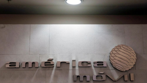 El logo de América Móvil en sus oficinas en Ciudad de México. REUTERS