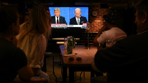 30/09/2020 - Personas miran el primer debate presidencial de Estados Unidos en un bar de Sídney. / REUTERS - LOREN ELLIOTT