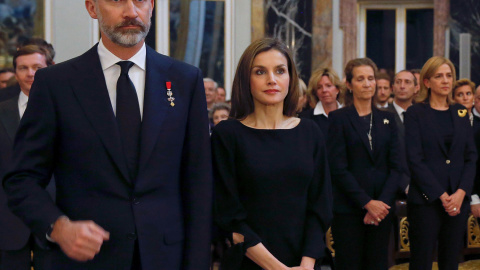 Imagen de archivo de los Reyes durante el funeral por la infanta Alicia de Borbón-Parma en la capilla del Palacio Real. EFE/Ballesteros