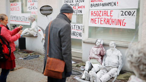 Protesta en Berlín con muñecos de tamaño natural y pancartas contra el aumento de los alquileres y la gentrificación. El letrero dice "aumento antisocial de los alquileres del 200%". REUTERS / Hannibal Hanschke