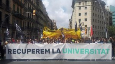 Estudiantes se manifiestan en Barcelona para reclamar una rebaja de las tasas universitarias