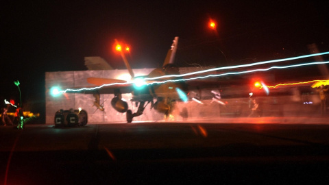 Imagen del 21 de marzo de 2003 de un caza F/A-18 despegando del portaaviones USS Constellation, en los ataques de EEUU a Irak. AFP