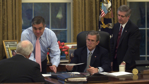 Fotografía del 20 de marzo de 2003 del presidente de EEUU, George W. Bush, en el Despacho Oval de la Casa Blanca, recibiendo información del comienzo de los ataques a Irak, con el vicepresidente Dick Cheney (de espaldas), el director de la CIA, George T