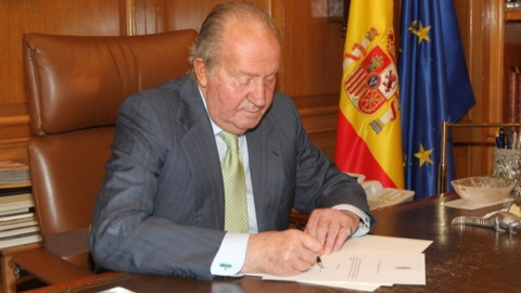 El rey Juan Carlos I, en el momento de la firma de su abdicación. EFE/Casa de S. M. el Rey