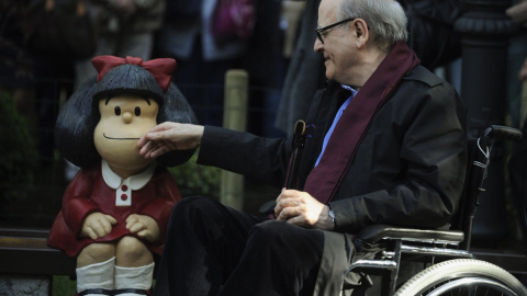 El dibujante y humorista gráfico Quino junto a su criatura, la pequeña Maflada.- REUTERS