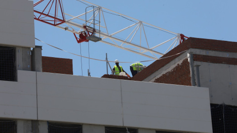 Dos obreros trabajan en la construcción de un edificio en Madrid. E.P./Marta Fernández