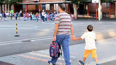 Un padre acompaña a su hijo a un centro escolar de la capital leonesa este miércoles. EFE/J.Casares