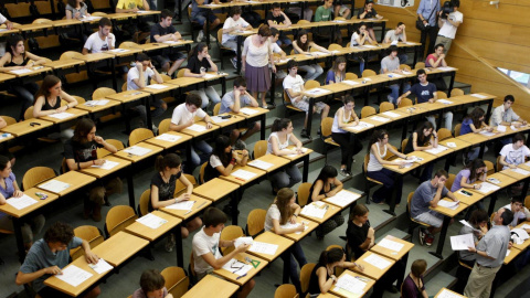 Estudiantes en un aula universitaria.-EFE