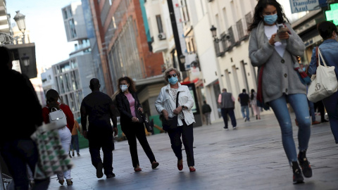 01/10/2020.- Ciudadanos pasean este jueves por las zonas comerciales del centro de Madrid. / EFE - David Fernández