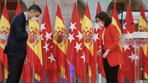 El presidente del Ejecutivo, Pedro Sánchez y la presidenta de la Comunidad de Madrid, Isabel Díaz Ayuso, se despiden después de ofrecer una rueda de prensa tras su reunión en la sede de la Presidencia regional, en la Puerta del Sol. E.P./J. Hellín. P