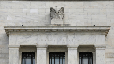 Detalle de la fachada del edificio de la Reserva Federal, el banco central de EEUU, en Washington. REUTERS/Chris Wattie