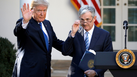 El presidente de EEUU, Donald Trump, con Jerome Powell en los jardines de la Casa Blanca, tras la comparecencia en la que anunció su designación al frente de la Reserva Federal, en noviembre de 2017. REUTERS/Carlos Barria