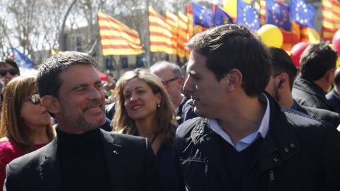 El ex primer ministro francés Manuel Valls con el presidente de Ciudadanos, Albert Rivera, en una manifestación de Sociedad Civil Catalana en Barcelona en marzo de 2018. AFP/Pau Barrena