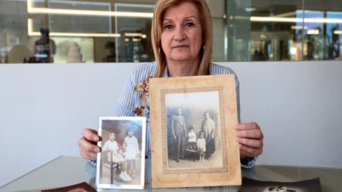 Tolita Riera sostiene una foto en la que aparecen su abuela Margalida y su abuelo Antoni junto a sus dos hijas, Francisca y Antonia © Laura Martínez / Women’s Link Worldwide