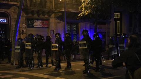 Agents antiavalots dels Mossos i la Policia Nacional durant les protestes contra la sentència de l'1-O. ACN