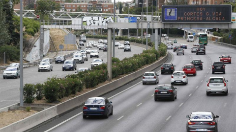 Tráfico de salida de Madrid por la A1. /EFE