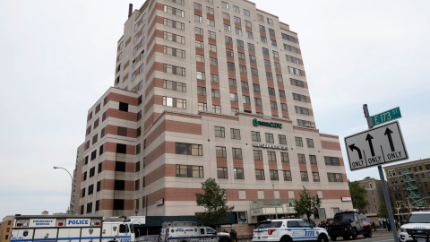 Policía de Nueva York a las puertas del hospital Bronx-Lebanon después de que un hombre disparase a varias personas.REUTERS/Brendan McDermid