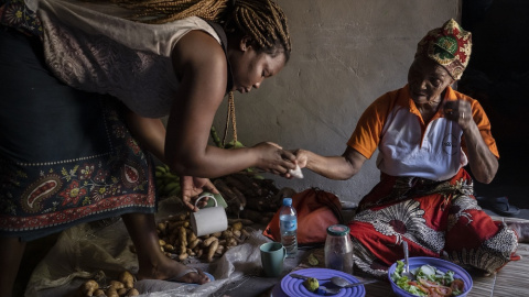 Joaneta Nguinha, presidenta de la Asociación de Mujeres Campesinas 7 de abril, prepara la comida para ella y su marido enfermo en su casa de Marracuene (Mozambique) al llegar a casa tras finalizar el trabajo en el campo. JUDITH PRAT