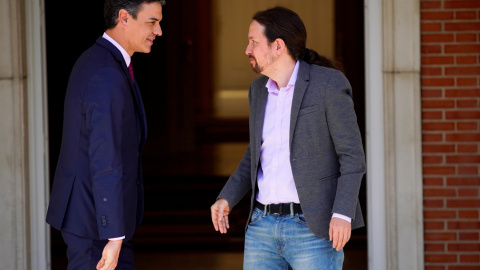 El presidente del Gobierno en funciones, Pedro Sánchez, y el líder de Podemos, Pablo Iglesias, en la entrada del Palacio de la Moncloa antes de la reunión que mantuvieron tras las elecciones del 28-A. REUTERS/Juan Medina