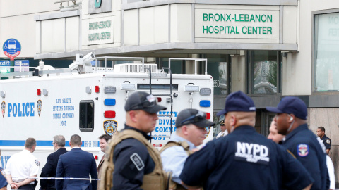 Policía de Nueva York a las puertas del hospital Bronx-Lebanon después de que un hombre disparase a varias personas.REUTERS/Brendan McDermid