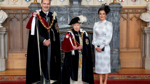 Felipe VI posa junto a la reina Isabel II y la reina Letizia tras ser investido este mediodía nuevo caballero de la Orden de la Jarretera. EFE