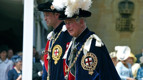 El príncipe Carlos de Inglaterra (d), junto a su hijo el príncipe Guillermo (i), duque de Cambridge. EFE