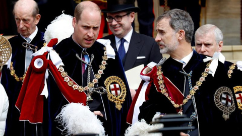 El rey Felipe VI, que ha sido investido este lunes nuevo caballero de la Orden de la Jarretera, junto al príncipe Guillermo, duque de Cambridge. EFE