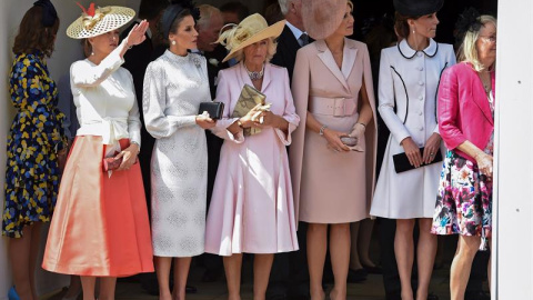 La reina Letizia (2ºi) junto a Sofía de Wessex (i), esposa del príncipe Eduardo, Camilla (c), duquesa de Cornualles, la reina Máxima de Holanda (2d) y Kate Middleton (d), duquesa de Cambridge. EFE