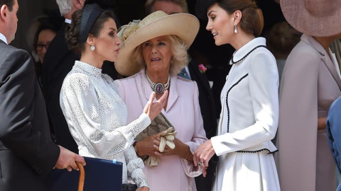 La reina Letizia, junto a Camilla (c), duquesa de Cornualles, conversa con Kate Middleton (d), duquesa de Cambridge. EFE