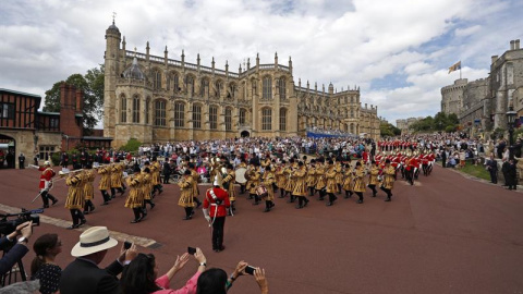 Vista general del desfile en el Castillo de Windsor con el que cada año Reino Unido celebra la llegada de nuevos miembros a la prestigiosa Orden de la Jarretera. EFE