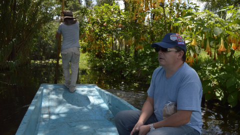 Imagen de Ricardo Rodríguez en la canoa con un chinampero que lo lleva a su isla.- ANNA PORTELLA