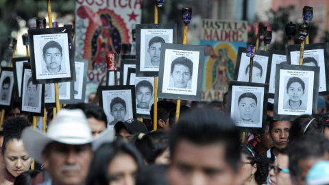 Imagen de archivo de una manifestación por los 43 estudiantes desaparecidos en Ayotzinapa. EFE/Alex Cruz