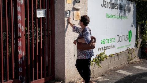 Familiares acceden a la residencia Domus VI de Lliria (Valencia), donde han aparecido unas imágenes, en las que se observan supuestos casos de maltrato. EFE/ Biel Aliño