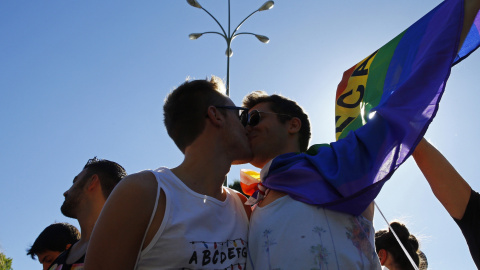 Asistentes a la mayor marcha del Orgullo Gay 2017 en el mundo, que ha partido de la glorieta de Atocha de Madrid para reivindicar la libertad sexual bajo el lema "Por los derechos LGTBI en todo el mundo". EFE/J.P.GANDUL