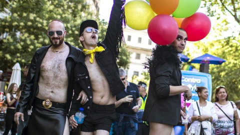 Asistentes a la mayor marcha del Orgullo Gay 2017 en el mundo, que ha partido de la glorieta de Atocha de Madrid para reivindicar la libertad sexual bajo el lema "Por los derechos LGTBI en todo el mundo". EFE/Santi Donaire