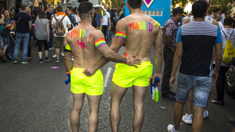 Asistentes a la mayor marcha del Orgullo Gay 2017 en el mundo, que ha partido de la glorieta de Atocha de Madrid para reivindicar la libertad sexual bajo el lema "Por los derechos LGTBI en todo el mundo". EFE/Santi Donaire