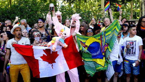 Asistentes a la mayor marcha del Orgullo Gay 2017 en el mundo, que ha partido de la glorieta de Atocha de Madrid para reivindicar la libertad sexual bajo el lema "Por los derechos LGTBI en todo el mundo". EFE/J.P.GANDUL