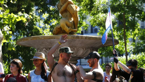 Asistentes a la mayor marcha del Orgullo Gay 2017 en el mundo, que ha partido de la glorieta de Atocha de Madrid para reivindicar la libertad sexual bajo el lema "Por los derechos LGTBI en todo el mundo". EFE/J.P.GANDUL