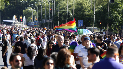 Asistentes a la mayor marcha del Orgullo Gay 2017 en el mundo, que ha partido de la glorieta de Atocha de Madrid para reivindicar la libertad sexual bajo el lema "Por los derechos LGTBI en todo el mundo". EFE/Javier López.