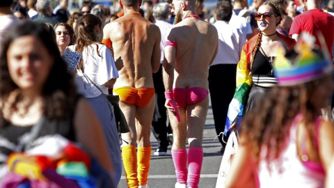 Asistentes a la mayor marcha del Orgullo Gay 2017 en el mundo, que ha partido de la glorieta de Atocha de Madrid para reivindicar la libertad sexual bajo el lema "Por los derechos LGTBI en todo el mundo". EFE/Javier López.