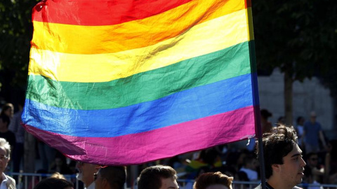 Asistentes a la mayor marcha del Orgullo Gay 2017 en el mundo, que ha partido de la glorieta de Atocha de Madrid para reivindicar la libertad sexual bajo el lema "Por los derechos LGTBI en todo el mundo". EFE/Javier López