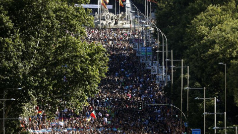 Miles de personas recorren esta tarde las calles de Madrid durante la manifestación del Orgullo Gay 2017 con el lema "Por los derechos LGTBI en todo el mundo". EFE/Chema Moya